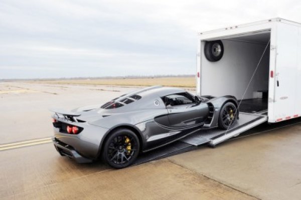 Hennessey Venom GT este cea mai rapidă maşină din lume în sprintul 0-300 km/h